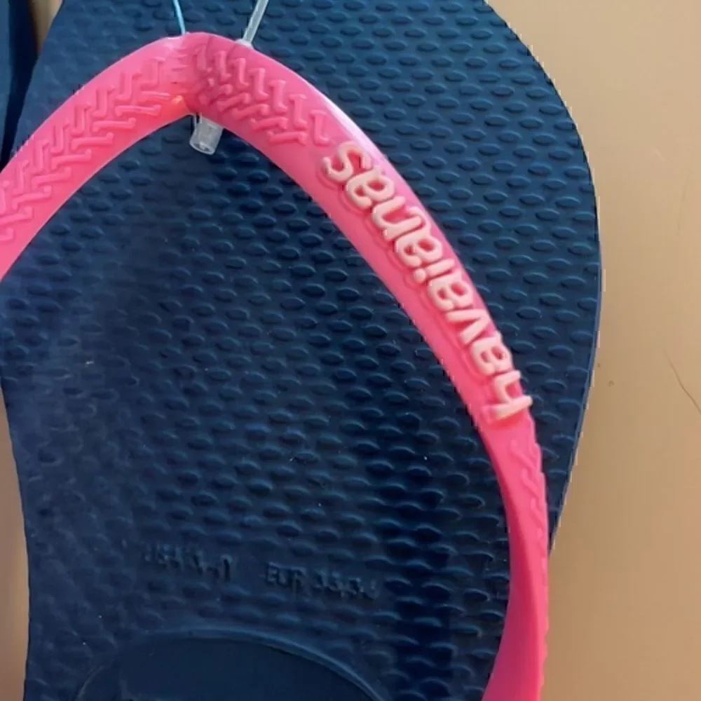 Havaianas girls Sandals/flip flops. Blue/pink. Size UK 33. US size 2. NWT